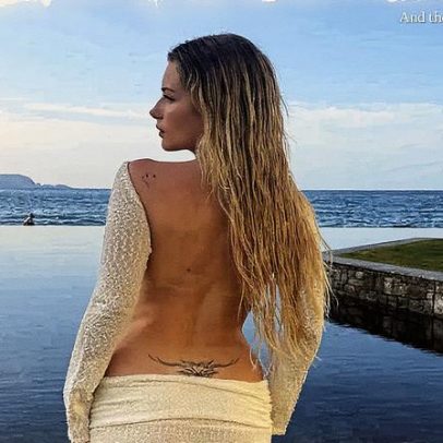 Lottie Moss exibe tatuagem na lombar em look ousado de costas nuas