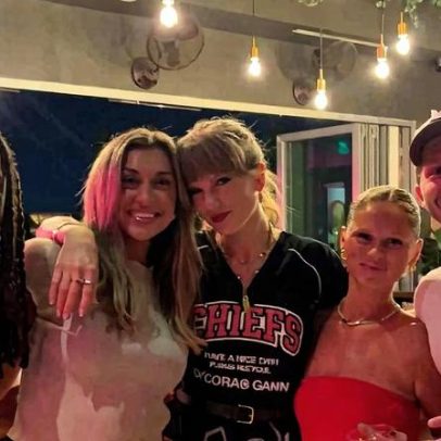 Taylor Swift e Travis Kelce curtem festa com amigos após vitória dos Chiefs
