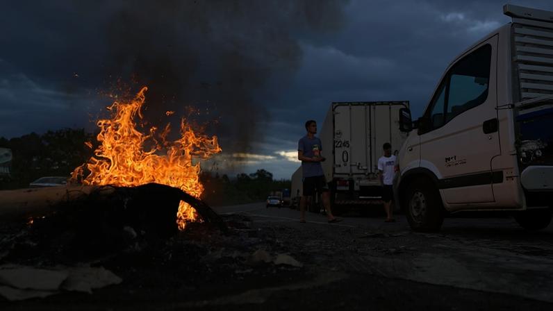 Registro de um bloqueio promovido por bolsonaristas na Via Dutra, em Volta Redonda (RJ). Foto: Mauro Pimentel/AFP