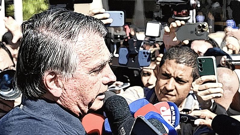 Jair Bolsonaro conversa com jornalistas momentos após a colocação de tornozeleira eletrônica em Brasília – Foto: Evaristo Sá/AFP