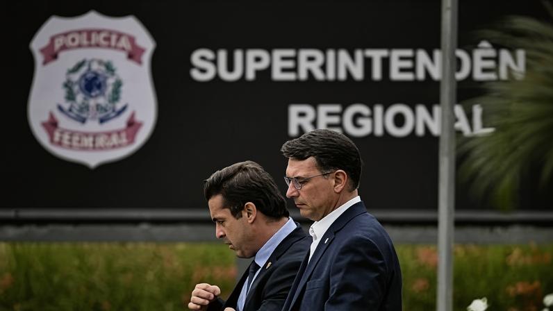 O senador Flávio Bolsonaro (PL-RJ) visita Jair Bolsonaro (PL) na PF. Foto: Evaristo Sa/AFP