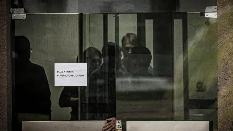Despacho: Bolsonaro no interior da Superintendência da Polícia Federal em Brasília. Moraes autorizou a visita da filha do ex-presidente, Laura. (Foto: Isaac Fontana/EFE)