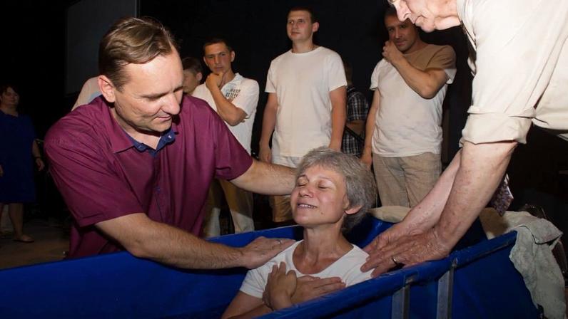 A igreja realiza batismos com frequência - Foto: Facebook/Yuriy Semenyuk