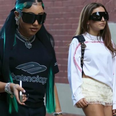 North West usa traje de US$ 5 mil Balenciaga com Crocs em Nova York