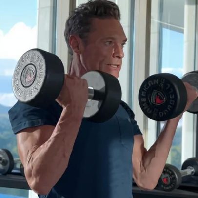 Ryan Seacrest exibe bíceps destacados em vídeo de treino