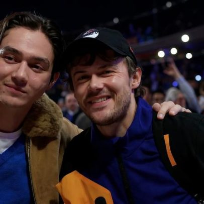 Sean Kaufman e Christopher Briney se beijam em jogo do Knicks