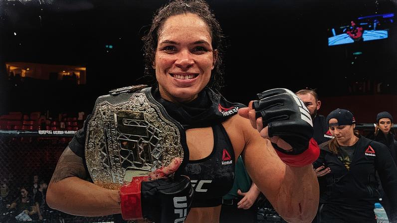 Amanda Nunes comemora a defesa de cinturão peso-galo após vencer Raquel Pennington na luta principal do UFC 224. (Foto por Buda Mendes/Zuffa LLC)