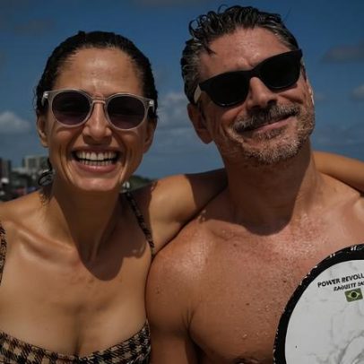 Camila Pitanga curte dia na praia do Rio, de biquíni, ao lado do namorado