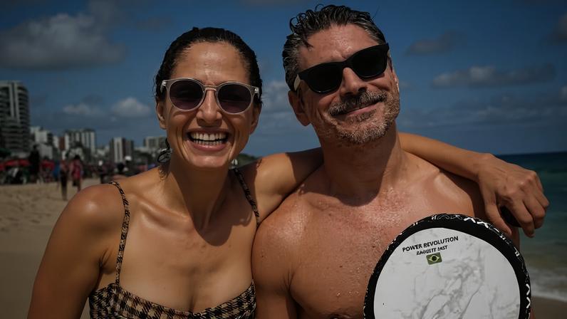 Camila Pitanga curte dia na praia do Rio, de biquíni, ao lado do namorado