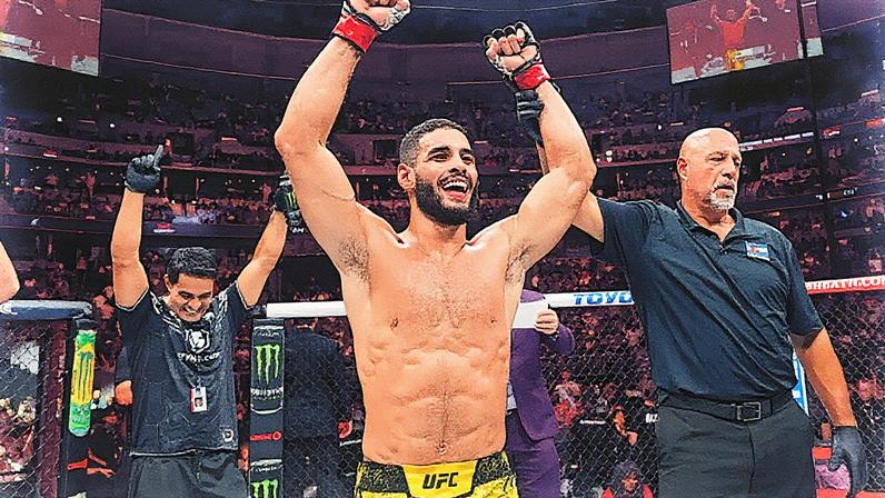 Gabriel Bonfim comemora a vitória no UFC Vegas 102. (Foto por Jeff Bottari/Zuffa LLC)