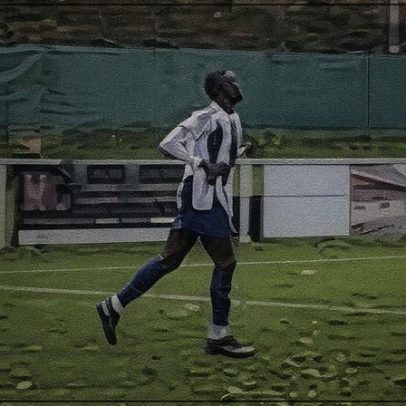 Ex-Newcastle falha pênalti e cobra escanteio bizarro em liga amadora inglesa