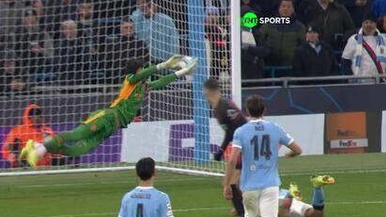 Pep Guardiola decepcionado em derrota do Manchester City para o Bayer Leverkusen — Foto: Alex Livesey/ UEFA via Getty Images