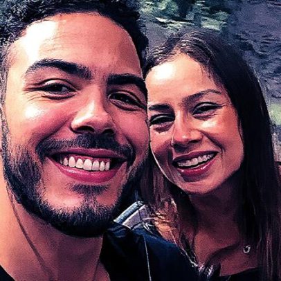 Ronald diverte a web ao comparar fotos que ele e a namorada tiram