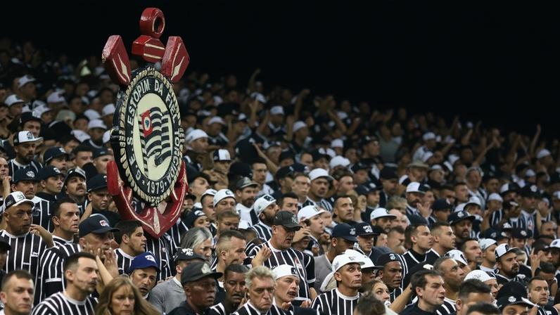 Primeira camisa do Corinthians, usada em 1910, tinha base branca e detalhes pretos herdados do modelo do Corinthians Casuals. (Foto: Divulgação/ Corinthians)