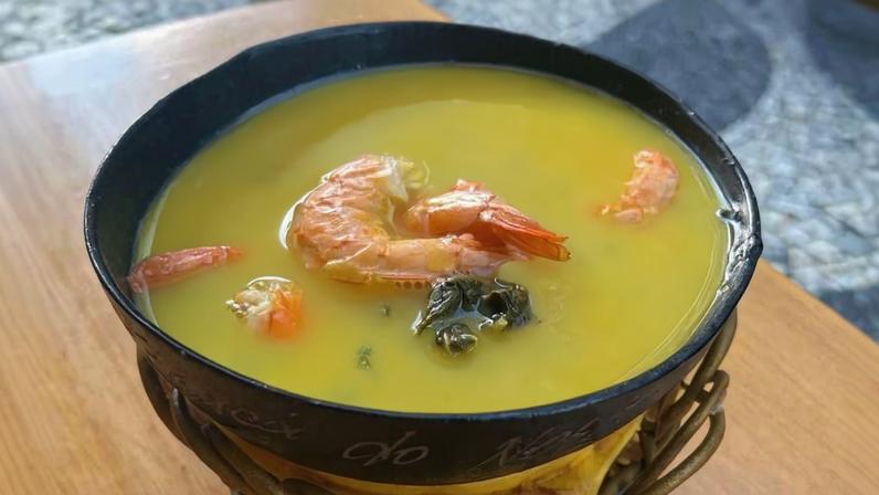 O tacacá, caldo quente feito com tucupi (líquido extraído da mandioca brava), goma de tapioca, camarão seco e jambu