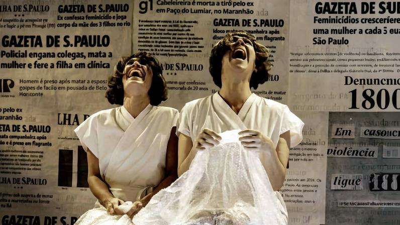 As atrizes Nicole Cordery (esq.) e Fábia Mirassos na peça 'Alices'