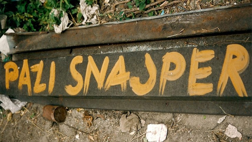 Placa alerta para o perigo de snipers (atiradores) durante o cerco à cidade