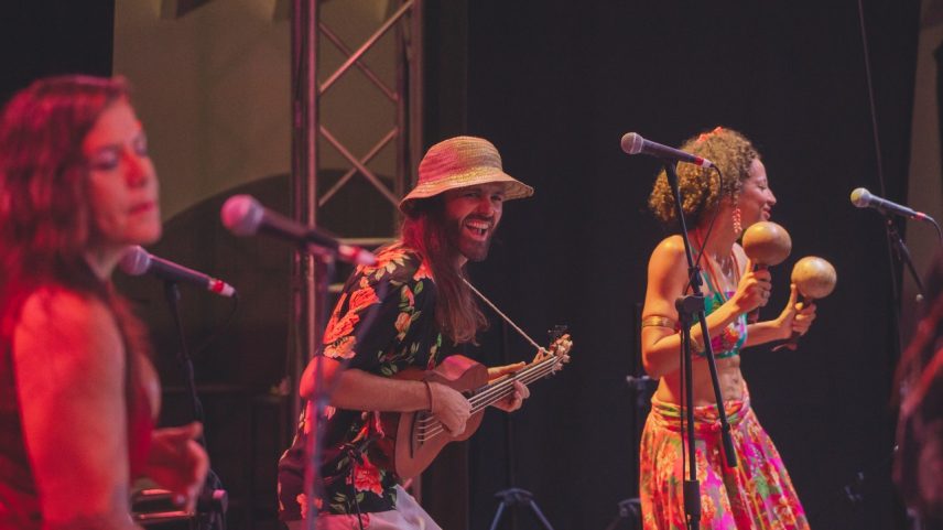Banda traz referências da música latina amazônica, como o carimbó raiz e a guitarrada instrumental