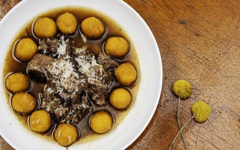 Prato vori vori do restaurante Torto Cozinha leva bolinhos de milho, ossobuco em pedaços e caldo da carne