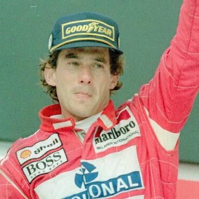 Piloto de Fórmula 1 visita túmulo de Ayrton Senna em São Paulo