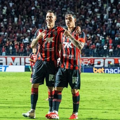 Vitória vence Internacional em duelo direto e pressiona o Santos