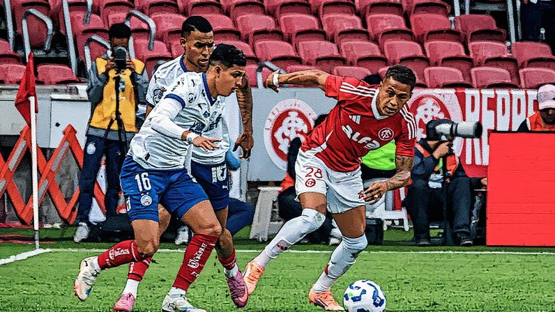 Vitinho, Internacional, e Erick Pulga, Bahia disputam a bola (Foto: Elton Silveira/W9 PRESS/Gazeta Press)