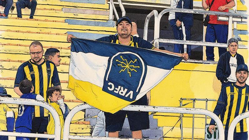 Torcedor do Volta Redonda protesta com bandeira virada para baixo após derrota para o Botafogo-SP (Foto: João Braz/AGENCIA ENQUADRAR)