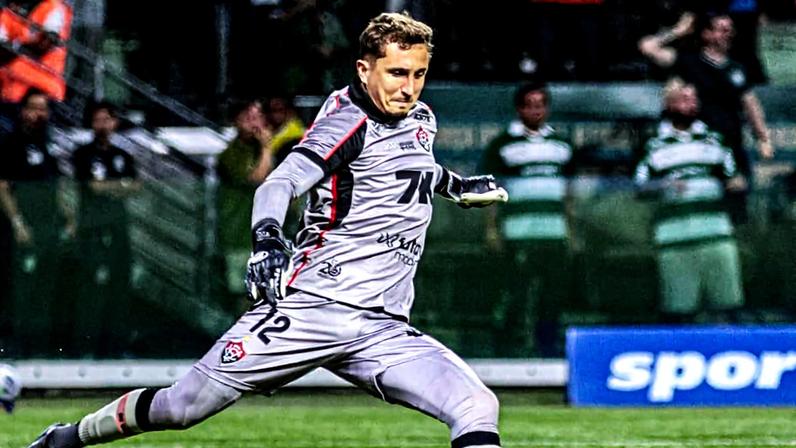 Thiago Couto em ação contra o Palmeiras (Foto: Joca Duarte/MOCHILA PRESS)