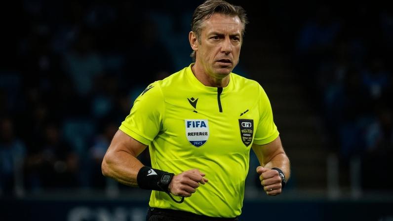 Raphael Claus em partida da Série A do Brasileirão (Foto: Jorfe Lansarin/Agencia Enquadrar)