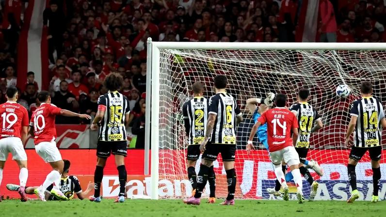 Lance do gol de Alan Patrick contra o Santos (Foto: MIGUEL NORONHA/Agencia Enquadrar/Gazeta Press)