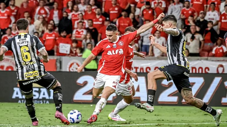 River Plate teria interesse na volta de Rafael Borré (Foto: Elton Silveira/W9 PRESS/Gazeta Press)