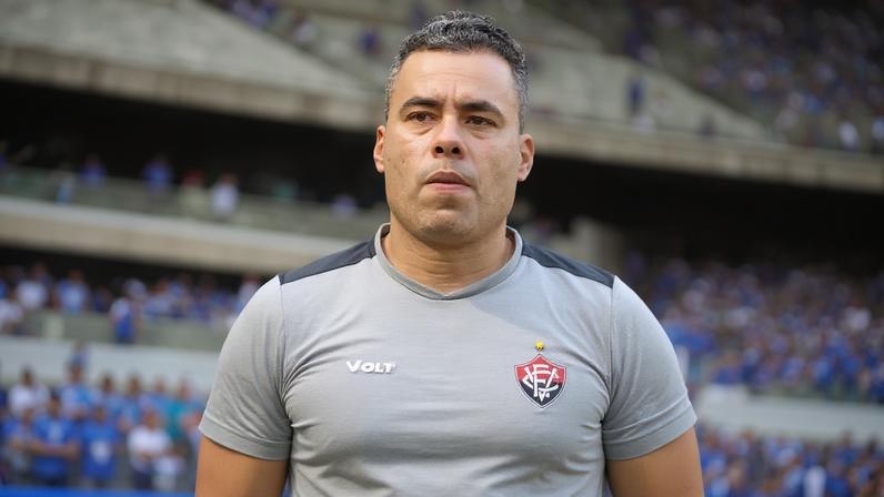 Jair Ventura antes de Cruzeiro x Vitória no Mineirão (Foto: Gilson Lobo/Agif/Gazeta Press)