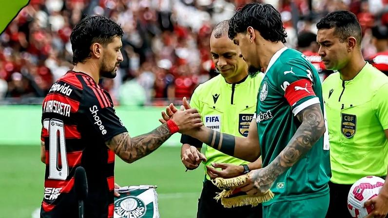 Arrascaeta, do Flamengo, ao lado de Gustavo Gómez, do Palmeiras (Foto: Mauro Silva/Prime Fotografias/MyPhoto Press/Gazeta Press)