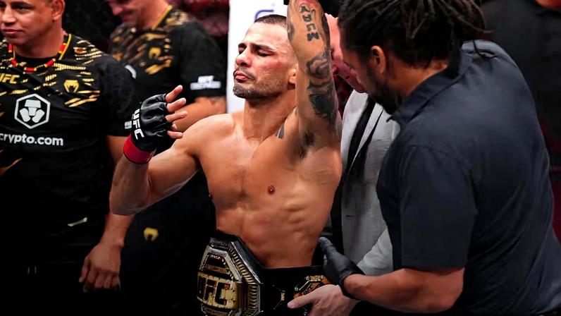 Alexandre Pantoja recebe o cinturão peso-mosca após a vitória contra Kai Kara-France no UFC 317. (Foto por Cooper Neil/Zuffa LLC)