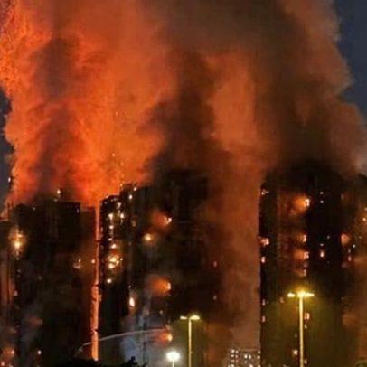 Quatro mortos em incêndio que atingiu edifícios residenciais altos em Hong Kong