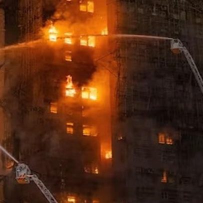 Incêndio atinge vários arranha-céus em Hong Kong