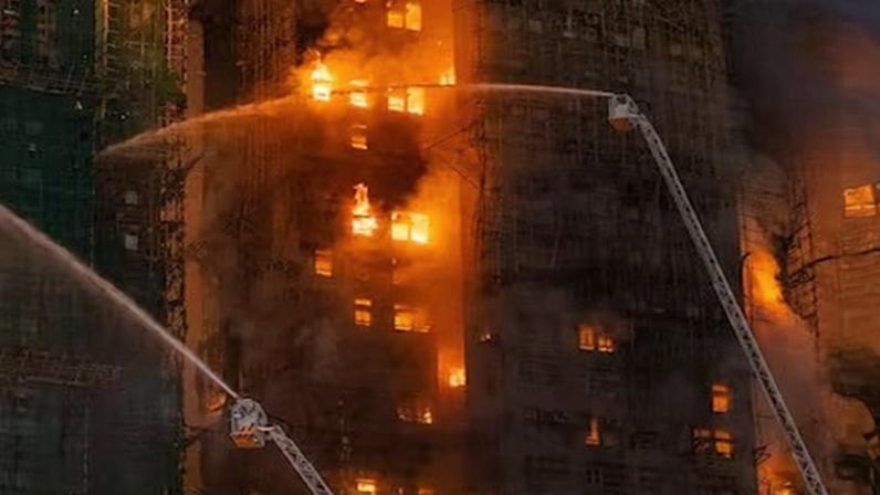 Efectivos de bomberos intentan extinguir las llamas que envuelven las torres de Wang Fuk Court, una urbanización residencial en el distrito de Tai Po, en Hong Kong, este miércoles. Chan Long Hei (AP)