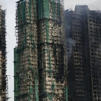 Ira cresce em Hong Kong após incêndios em prédios altos que deixaram 65 mortos