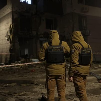 Um morto e sete feridos em ataque russo a Kyiv na noite