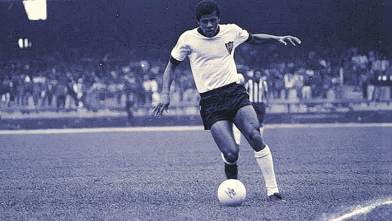 Dadá Maravilha comemora um de seus dois gols na vitória por 4 a 1 do Atlético-MG sobre o Internacional, no Beira-Rio, pelo Campeonato Nacional de 1971. (Divulgação)