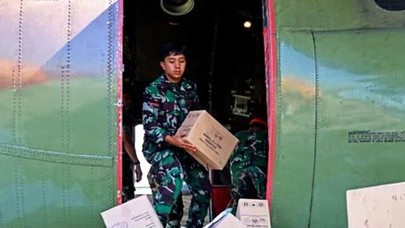 The Indonesian Ministry of Defence sent humanitarian aid in the form of basic necessities, medicines, and other equipment for flood victims in Aceh province using Hercules aircraft.