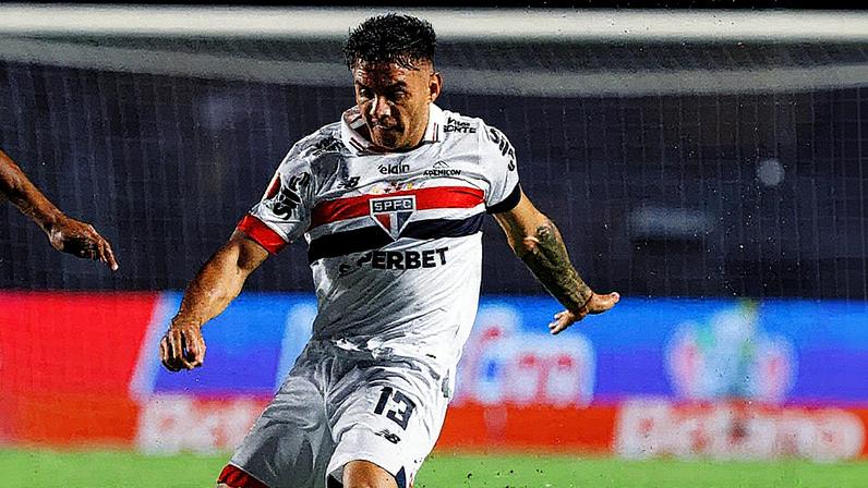 Enzo Díaz passou por cirurgia e deve desfalcar até o final do ano (Foto: Rubens Chiri, Paulo Pinto e Miguel Schincariol/Saopaulofc.net)