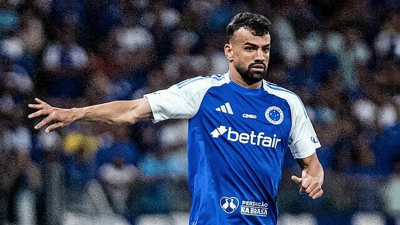 Fabrício Bruno se apresenta ao técnico da Seleção Brasileira, Carlo Ancelotti, nesta segunda-feira (10), em Londres (Foto: Gustavo Aleixo/Cruzeiro)
