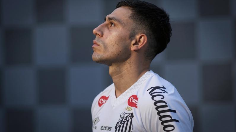 Escobar tem lesão na coxa (Foto: Raul Baretta/ Santos FC)