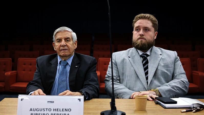 Augusto Heleno e seu advogado, Matheus Milanez, durante julgamento da Ação Penal nº 2668 (núcleo 1). (Foto: Rosinei Coutinho/STF)