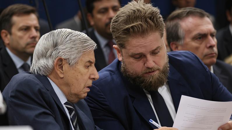 General Augusto Heleno e seu advogado, Matheus Milanez, durante os interrogatórios dos réus do núcleo 1. (Foto: Ton Molina/STF)