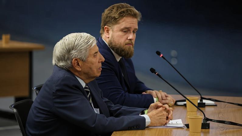 Confusão: General Heleno e, ao fundo, seu advogado, Matheus Milanez. A defesa diz que o perito cometeu um "equívoco" ao perguntar data do diagnóstico a um paciente com Alzheimer. (Foto: Gustavo Moreno/STF)