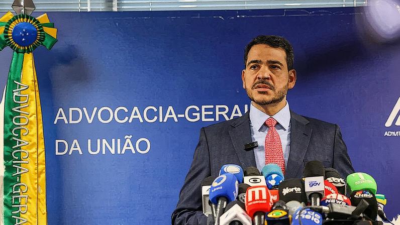 Jorge Messias está no meio de uma tensão entre o presidente Lula (PT) e o movimento negro, por conta da não indicação de um ministro negro e da data escolhida para a oficialização, o dia da consciência negra. (Foto: José Cruz/Agência Brasil)