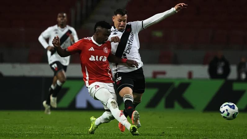 Carbonero volta ao time e fará dupla com Vitinho (Foto: Ricardo Duarte/SC Internacional)