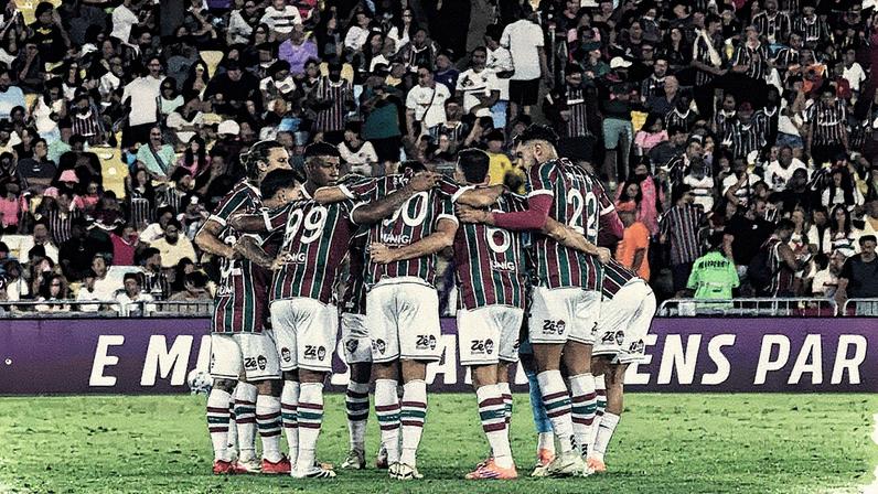 Jogadores do Fluminense reunidos no gramado do Maracanã (Foto: Lucas Merçon/Fluminense)
